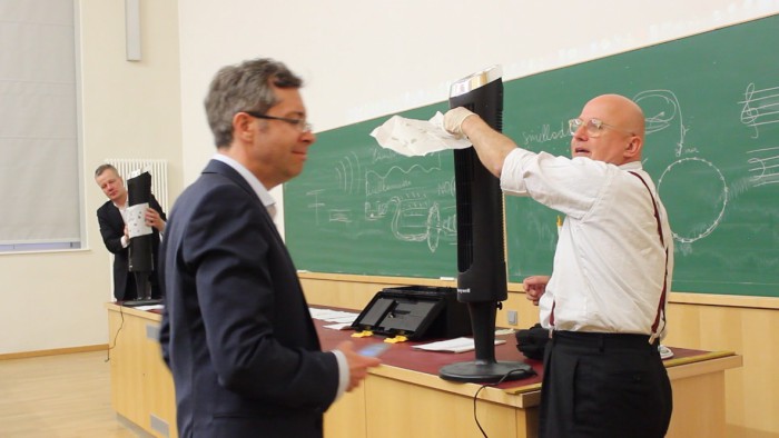 Prof. Niels-Christian Fritsche, Prof. Gianaurelio Cuniberti, Wolfgang Georgsdorf while a scent streaming during the lecture. Foto: Katharina Hornig