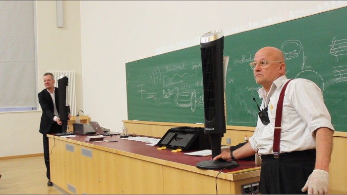 Prof. Niels-Christian Fritsche assisting Wolfgang Georgsdorf streaming scents into the audience of the main auditorium during the lecture. Foto: Katharina Hornig