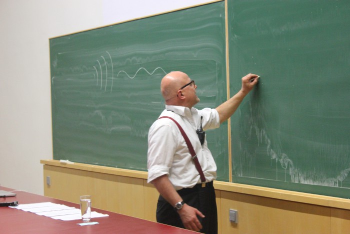 W.Georgsdorf explaining the particle based nature of timebased olfactory art. Foto: Katharina Hornig